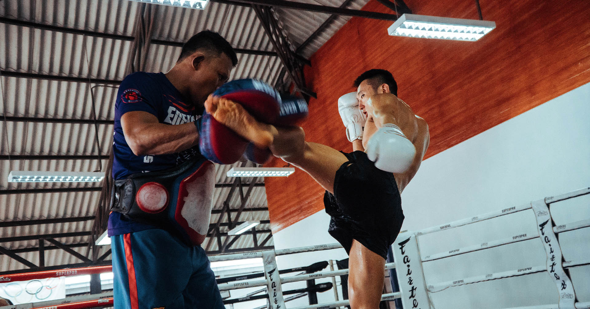 Homens praticando artes marciais